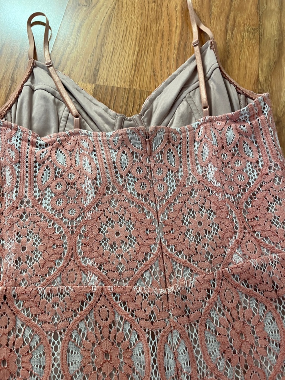 Women’s Rose Lace Slip Dress with Scalloped Hem (Express) - Picture 4 of 6